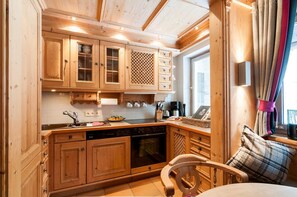 Kühlschrank, Mikrowelle, Ofen, Geschirrspüler