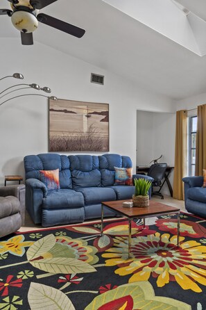 Smart TV, DVD player, books, music library - CANAL HOME!  WARM PRIVATE POOL! FAMILY MEMORIES!  WIFI!  GRILL!  BABY SUPPLIES! (Port Charlotte)