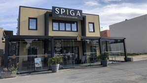 Un edificio moderno con un letrero que dice 'SPIGA ARTISAN BOULANGER'.