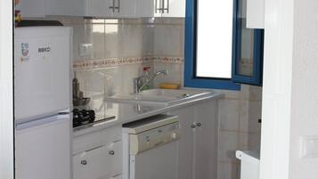 Frigorífico, microondas, placa de cocina y lavavajillas