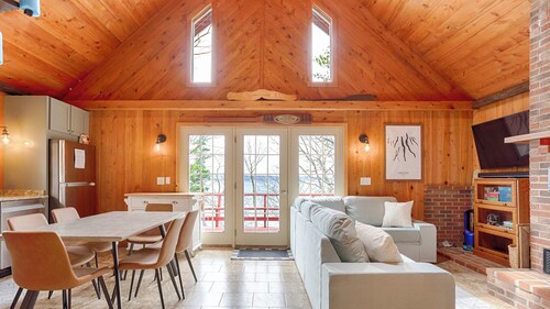 Stowaway - A Private Lakefront Experience With Over 100ft Of Shoreline!