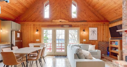 Stowaway - A Private Lakefront Experience With Over 100ft Of Shoreline!