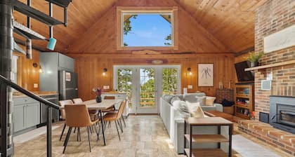 Stowaway - A Private Lakefront Experience With Over 100ft Of Shoreline!