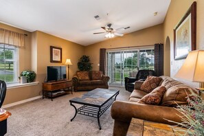 Fernseher, DVD-Player, Stereoanlage