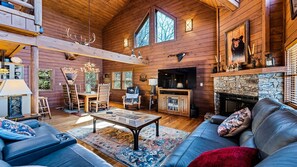 Smart TV, chimenea, reproductor de DVD, libros