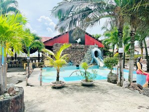 2 outdoor pools - Precia Villavert Beach Resort (San Jose de Buenavista)
