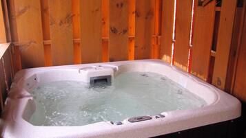 Banyera d'hidromassatge coberta