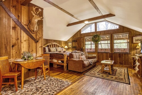 Studio-mökki sopii erinomaisesti kahdelle, uima-altaalle, Timberwinds Resort -Cades Cove Hide Away - PET YSTÄVÄSI