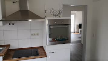 Jääkaappi, uuni, liesi, astianpesukone