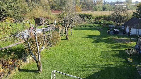 A well-maintained lawn with a small shed, a tree, and a garden area. - very central and very quiet, apartment in the heart of Lindau (Lindau (Bodensee))