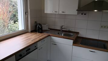 Een koelkast, een oven, een kookplaat, een vaatwasser