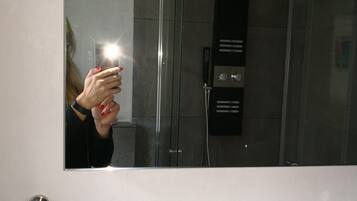 Dusche, Haartrockner, Handtücher