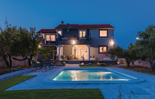 Stunning home in Skradin-Dubravice