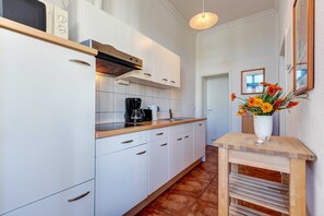 Fridge, microwave, dishwasher, coffee/tea maker