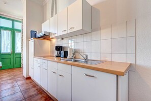 Kjøleskap, mikrobølgeovn, oppvaskmaskin og kaffetrakter/tekoker