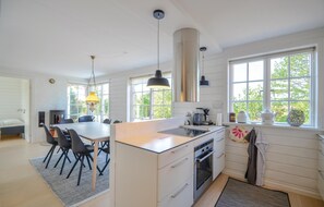 Køleskab, kogeplade, opvaskemaskine, kaffe-/temaskine