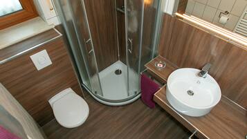 Apartment, 2 Schlafzimmer (D) | Badezimmer | Dusche, Haartrockner, Handtücher