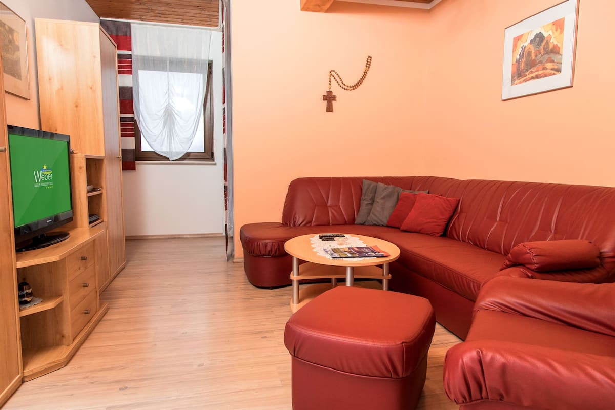 Appartamento, 2 camere da letto (C) | Area soggiorno | TV a schermo piatto 80 cm con canali satellitari, TV, lettore DVD