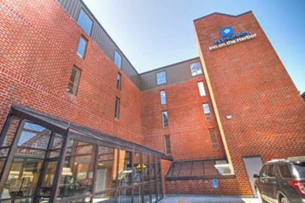 Un edificio de ladrillo rojo con un letrero que dice "Lyndhurst Inn & the Harbor".
