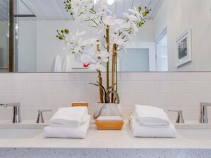 Shower, hair dryer, towels - The Arrow – Swanky Mid-Mod Palm Springs Escape (Palm Springs)