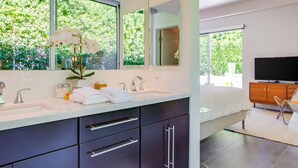 4 habitaciones, escritorio, tabla de planchar con plancha y wifi gratis 