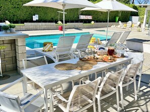 Outdoor dining - The Arrow – Swanky Mid-Mod Palm Springs Escape (Palm Springs)