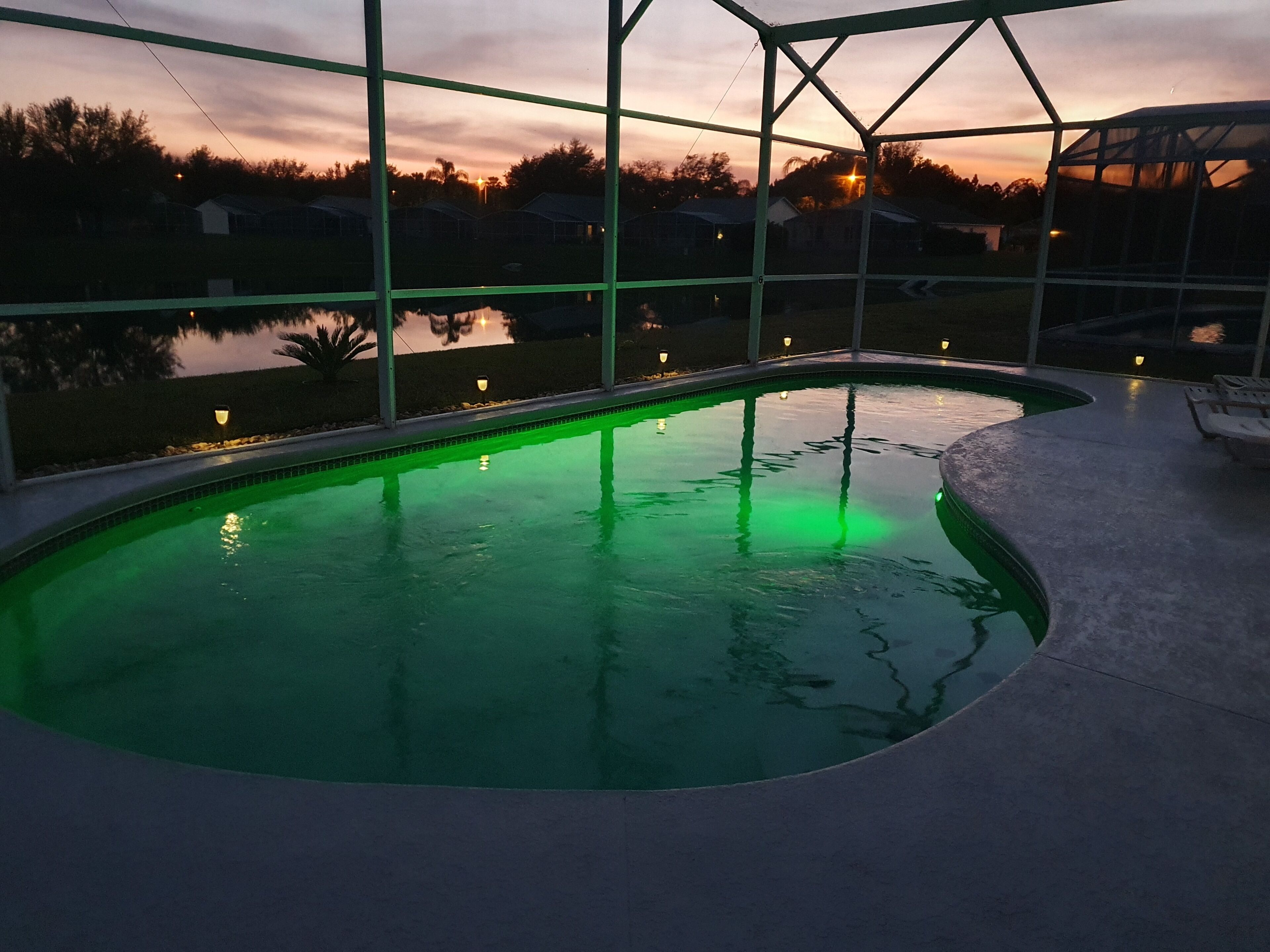 Piscine extérieure, piscine chauffée, chaises longues