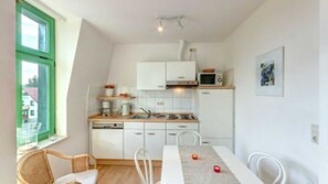 Geladeira, micro-ondas, lava-louças, cafeteira/chaleira