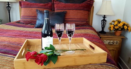 Charming Guesthouse for 2 by Pikes Peak with Mtn Views and 5 Star Reviews!