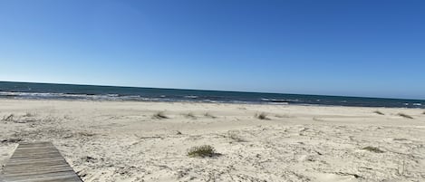 Una spiaggia nelle vicinanze
