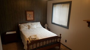 3 bedrooms, iron/ironing board, free WiFi, bed sheets - The Mountain House at the base of Mount Shasta (McCloud)