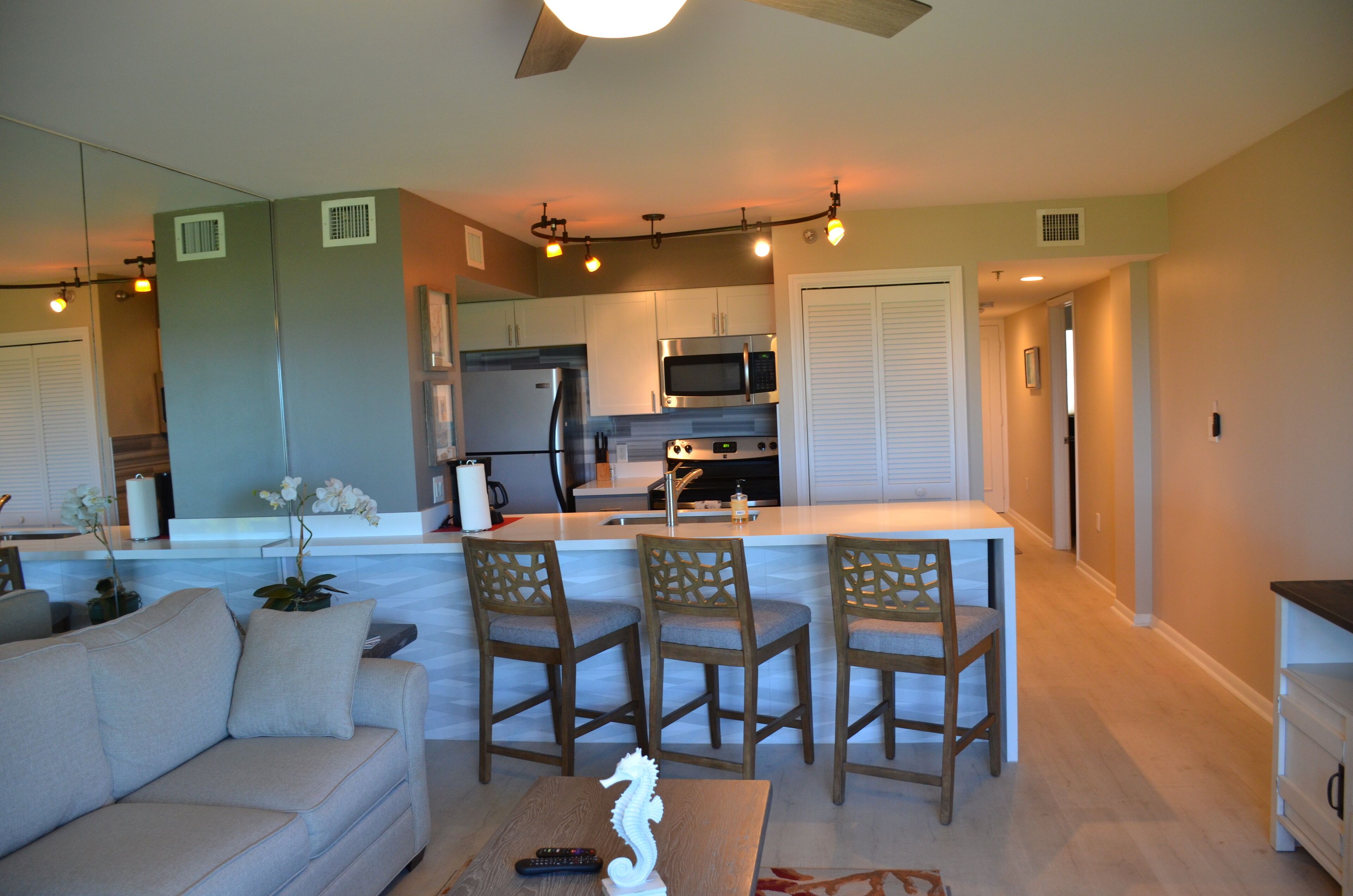 TV connectée, lecteur de DVD, livres