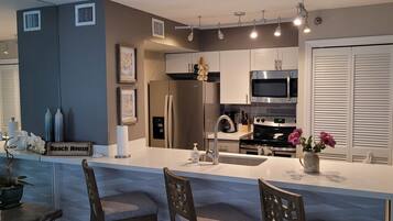 Een koelkast, een microgolfoven, een oven, een kookplaat