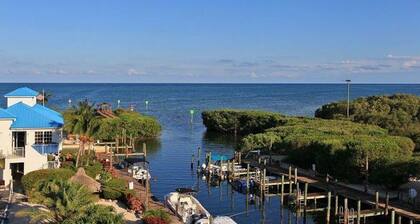 Ocean Pointe Resort; Am Meer, am Pool, Strand, Marina und Ansichten. Key Largo