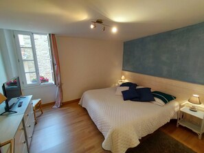 2 habitaciones, escritorio y tabla de planchar con plancha