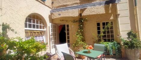 تناول الطعام بالخارج