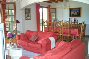 TV, DVD player, books, stereo - VACATION RENTAL: VILLA BEAUTIFUL TALAIS SOULAC NEAR THE SEA (Talais)