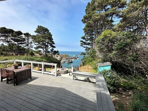 Outdoor dining - Secluded Ocean View Mid-Century Modern Retreat  (Fort Bragg)
