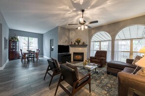 Älytelevisio, takka, Netflix, kirjoja