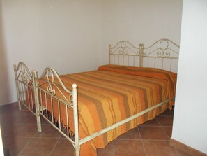 2 bedrooms, iron/ironing board, travel cot, free WiFi