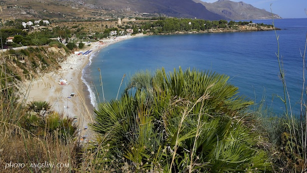 A coastal landscape with a beach, mountains, and vegetation. - THE SUN OF SICILY SEA VIEW.  WIFI FREE. WHOLE HOUSE. (Castellammare del Golfo)