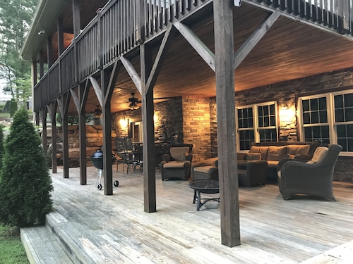 New 5k sq ft 2 acre Art and Craft Country Retreat 5 miles from dwntwn Asheville