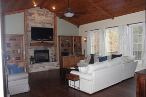 Een smart-tv, een open haard, een dvd-speler en een tafeltennistafel