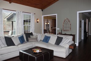 Een smart-tv, een open haard, een dvd-speler en een tafeltennistafel