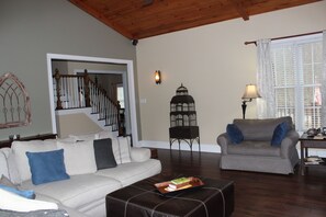 Een smart-tv, een open haard, een dvd-speler en een tafeltennistafel