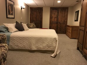 7 bedrooms, iron/ironing board, travel cot, free WiFi - New 5k sq ft 2 acre Art and Craft Country Retreat 5 miles from dwntwn Asheville (Asheville)