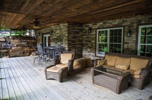 Outdoor dining - New 5k sq ft 2 acre Art and Craft Country Retreat 5 miles from dwntwn Asheville (Asheville)