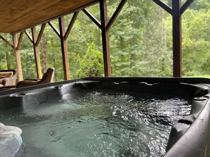 Outdoor spa tub - New 5k sq ft 2 acre Art and Craft Country Retreat 5 miles from dwntwn Asheville (Asheville)