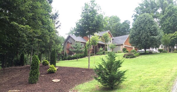 Exterior - New 5k sq ft 2 acre Art and Craft Country Retreat 5 miles from dwntwn Asheville (Asheville)