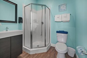 Combined shower/tub, towels, soap, toilet paper - Spectacular Retreat Home!! HUGE POOL+THEATRE ROOM+GameRoom ONLY 150ft to Beach (North Myrtle Beach)